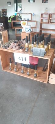 une table sur laquelle sont posées de nombreuses bouteilles, dans une pièce