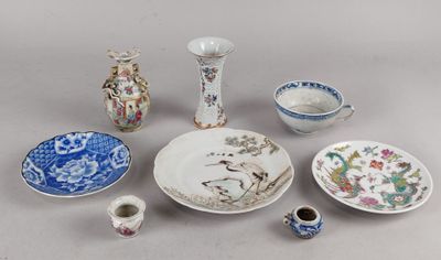 de nombreux types de plats et de vases en porcelaine sur la table