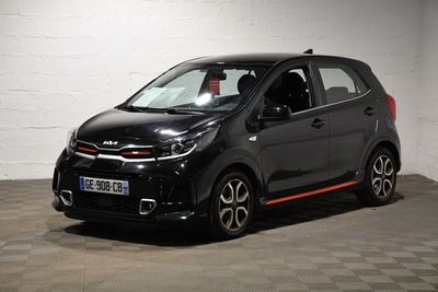 la photo d'une petite voiture noire garée dans un garage