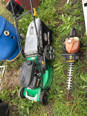 une tondeuse à gazon qui reste dans l'herbe