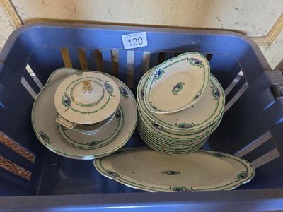 un panier bleu rempli d'assiettes et de bols