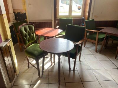 une table et des chaises dans une pièce avec fenêtre