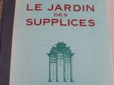 livre français intitulé « Le Jardin des supplices », avec l'illustration d'un portail