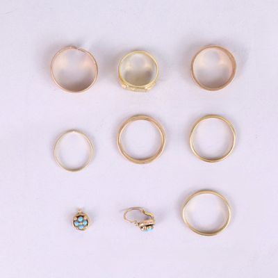 six paires de bagues en or et une bague sertie d'une turquoise sur un fond blanc