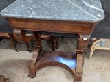 une table avec un plateau en marbre, deux chaises et un skateboard