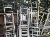 beaucoup de chaises et d'échelles qui se trouvent à l'extérieur