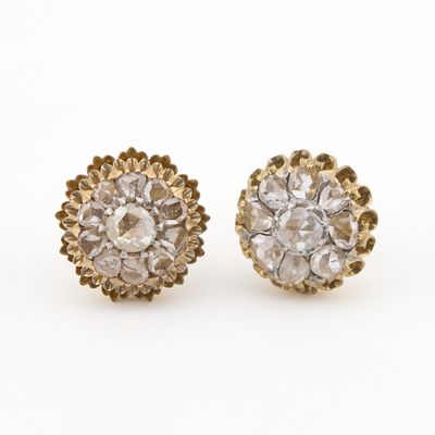 une image d'une paire de boucles d'oreilles en or et diamants