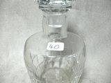 une bouteille en verre transparent munie d'une étiquette