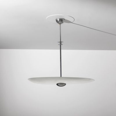 une image représentant une lumière blanche suspendue au plafond d'une pièce