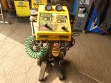 une machine jaune à laquelle est raccordé un tuyau