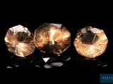 trois diamants de couleurs différentes sur un fond noir