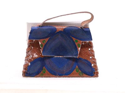 un petit sac à main orné d'une fleur bleue
