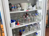 un réfrigérateur sur lequel sont posées de nombreuses bouteilles et récipients