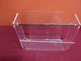un porte-revues en plastique transparent posé sur une table