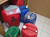 de nombreux types de bonbonnes de gaz posées par terre