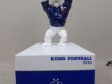 statue d'un homme tenant un trophée de football posé sur une boîte