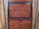 une armoire en bois avec un plateau en marbre posée sur un parquet en bois massif