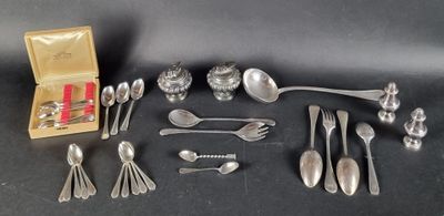 beaucoup de cuillères en argent et de cuillères sur la table