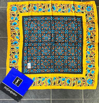 YVES SAINT LAURENT. Carré en twill de soie imprimée à décor …
