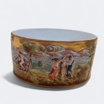 Boîte en Porcelaine Polychrome Napolitaine avec Décor Antique