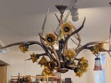 un lustre composé d'antilopes et de tournesols suspendu au plafond