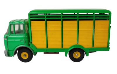 un camion jouet vert avec une remorque jaune sur fond blanc
