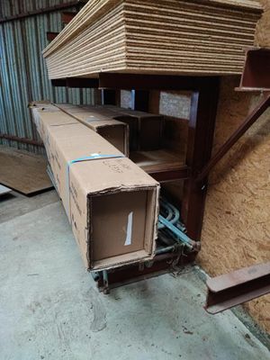 une boîte en carton posée sur un chariot dans un entrepôt