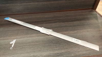 une brosse à dents posée sur une table
