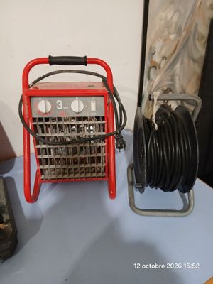 une borne d'incendie rouge posée sur une table, à côté d'un tuyau noir