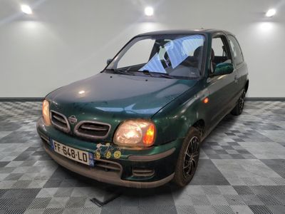 la photo d'une voiture verte garée dans un garage