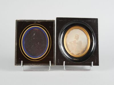 deux cadres noirs et dorés avec la photo d'un homme et d'une femme
