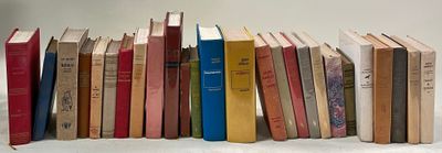 beaucoup de livres alignés sur la table