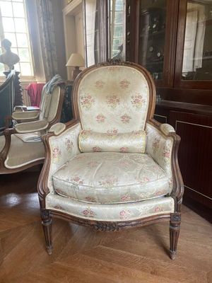 une chaise qui se trouve au milieu d'une pièce