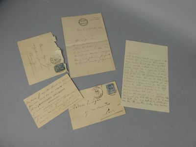 quelques vieilles lettres et enveloppes posées sur une table