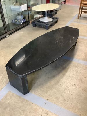 Grande table basse ovalisée laquée noir.