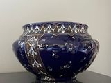 un vase bleu posé sur une table noire