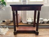 une table en bois surmontée d'une étagère