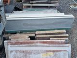de nombreuses pièces de bois empilées les unes sur les autres