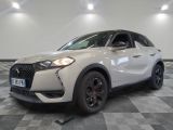 l'avant d'un SUV blanc garé sur un sol à damier