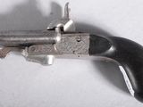 un vieux pistolet posé sur une table