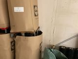 de nombreuses boîtes empilées dans une pièce