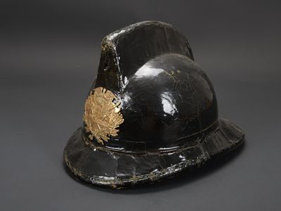 un casque noir orné d'un emblème doré