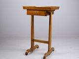l'image d'une petite table en bois avec un tiroir en dessous