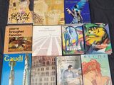 un grand nombre de livres posés sur une table