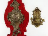 une image représentant un morceau de tissu rouge avec une horloge et un morceau de tissu rouge