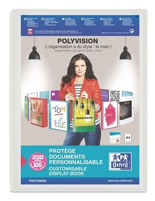 une femme tenant un sac rempli de livres devant une affiche