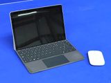 un ordinateur portable et une souris posés sur une table bleue