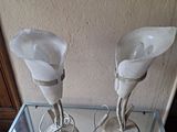 une table en verre sur laquelle sont posés deux vases