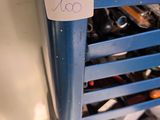 un bac bleu contenant de nombreux outils