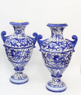 Importante paire de vases sur piédouche en faïence à décor e…